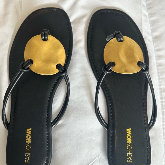 TB Style Sandals Black Gold Size 10 - Picture 1 of 3